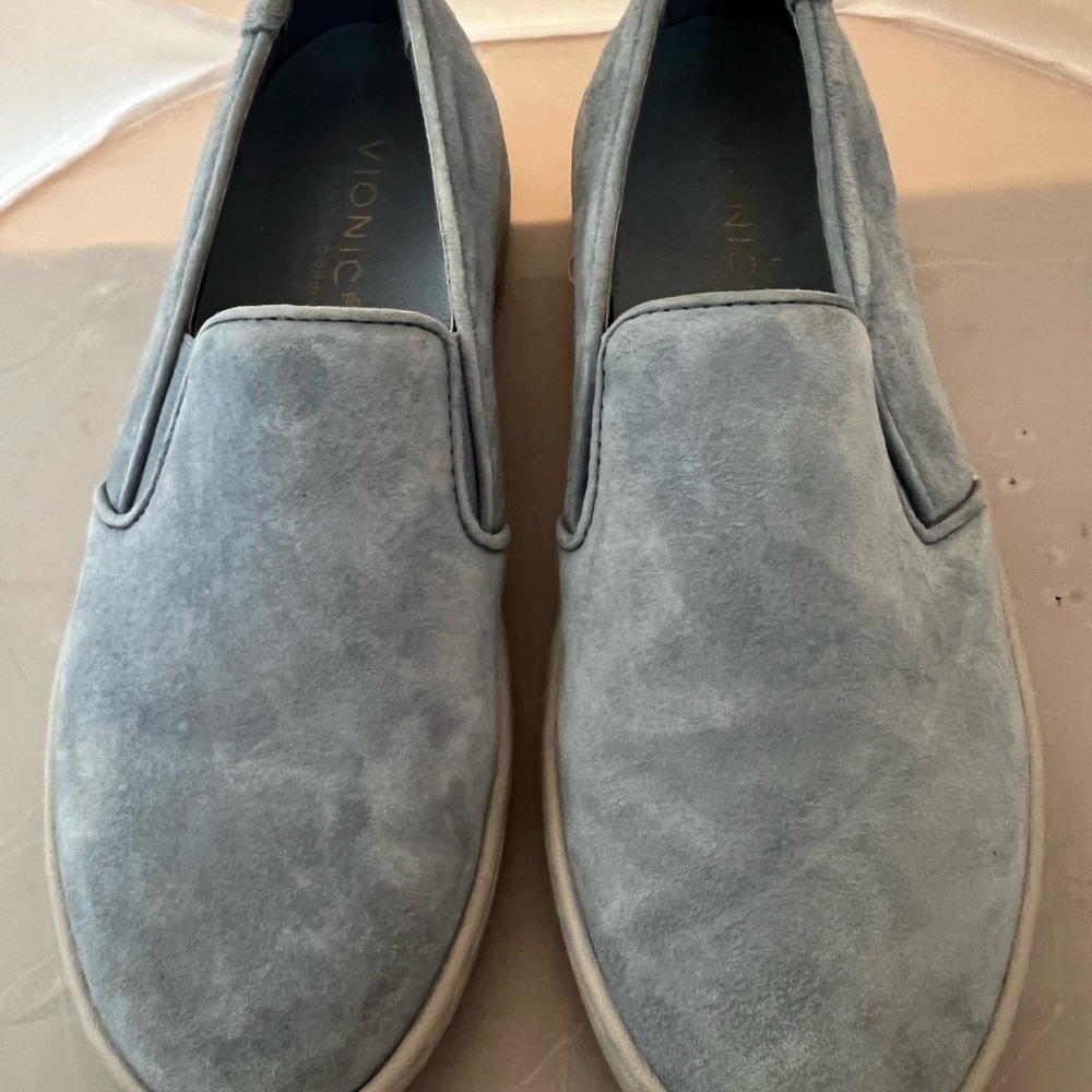 VIONIC AVERY SLIP ON SNEAKERS 7.5 US. BLIE PRO SUEDE LEATHER